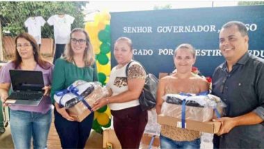 Catalão: Vereador Dr. Jair Humberto mais uma vez visita Colégios estaduais e participa da entrega de Kits a alunos