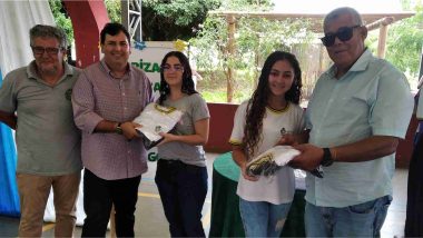 Estudantes da rede estadual de Campo Alegre de Goiás recebe kits de materiais escolares