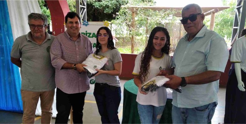 Estudantes da rede estadual de Campo Alegre de Goiás recebe kits de materiais escolares