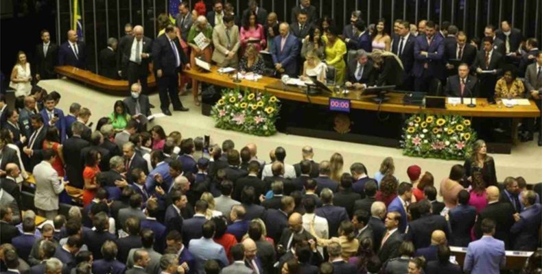 Deputados tomam posse na Câmara; com maior bancada, PL é desafio para Lula