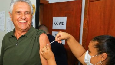 Bom exemplo: Caiado toma vacina bivalente contra Covid-19