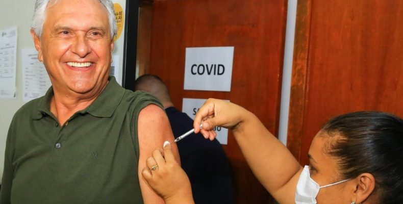 Bom exemplo: Caiado toma vacina bivalente contra Covid-19