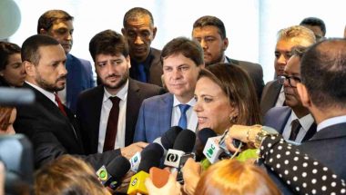 Bruno Peixoto recebe da primeira-dama Pacote Social do Governo