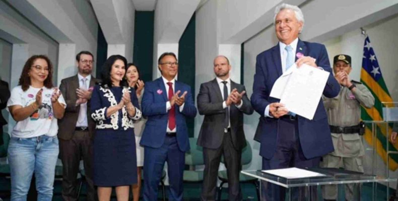 Ronaldo Caiado assina projeto de lei que cria Delegacia Estadual da Mulher