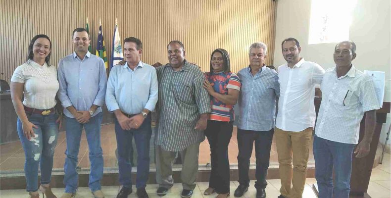Na Câmara de Cumari Vanderlan Cardoso assinou ofício para aquisição de uma van com acessibilidade