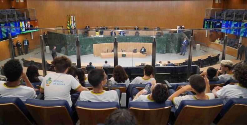 Plenário aprova pacote de projetos do Executivo e de deputados