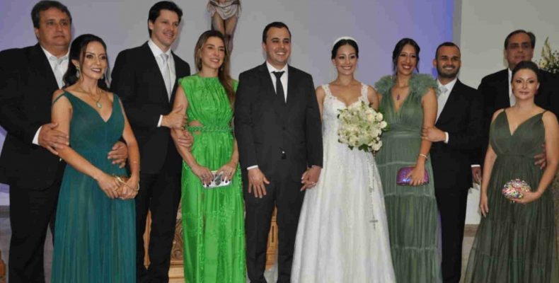 OUVIDOR: Os padrinhos de casamento Daniel Vilela e Iara Vilela chamaram atenção em cerimônia religiosa