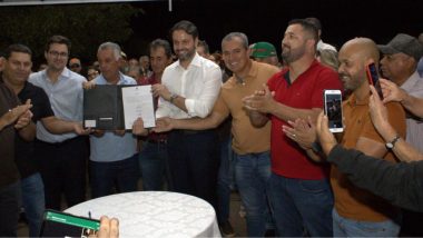 Prefeito Cebinha Nascimento, presidente da Agehab Alexandre Baldy e deputado Henrique César deram início à construção de casas a custo zero em Ouvidor