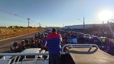 Trabalhadores da John Deere protestam contra demissão em massa