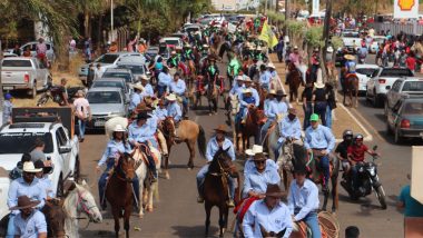 Grande cavalgada marcou o início da 8ª edição Rodeio Show de Ouvidor