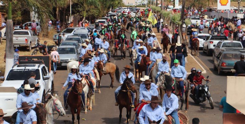 Grande cavalgada marcou o início da 8ª edição Rodeio Show de Ouvidor