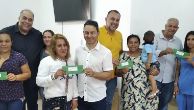 A prefeitura de Três Ranchos juntamente com o Governo do Estado de Goiás, realizou a entrega dos cartões do Programa Mães de Goiás e do Programa Cartão Dignidade