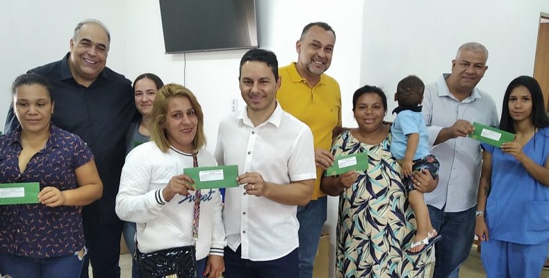 A prefeitura de Três Ranchos juntamente com o Governo do Estado de Goiás, realizou a entrega dos cartões do Programa Mães de Goiás e do Programa Cartão Dignidade