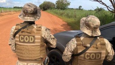 Confronto deixa 2 PMs baleados e 3 suspeitos de homicídio mortos em Corumbaíba