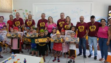 A Prefeitura de Ouvidor entrega brinquedos em homenagem ao Dia das Crianças