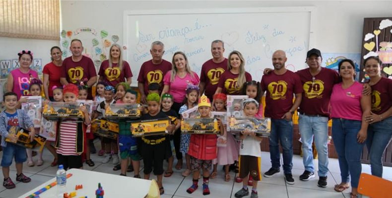 A Prefeitura de Ouvidor entrega brinquedos em homenagem ao Dia das Crianças
