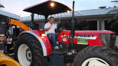 OUVIDOR: Prefeito Cebinha Nascimento realiza entrega de novo trator e equipamentos para secretaria de agricultura