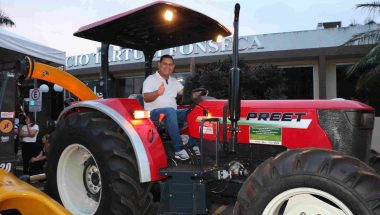 OUVIDOR: Prefeito Cebinha Nascimento realiza entrega de novo trator e equipamentos para secretaria de agricultura