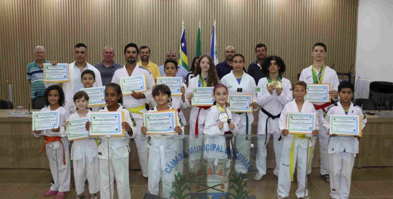 Atletas e técnico do taekwondo são homenageados na Câmara de Vereadores de Cumari
