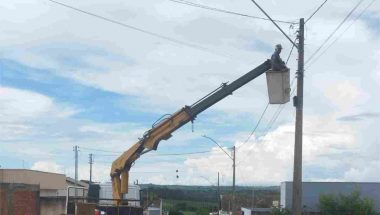 ILUMINAÇÃO PÚBLICA | Prefeitura de Ouvidor realiza substituição de lâmpadas queimadas