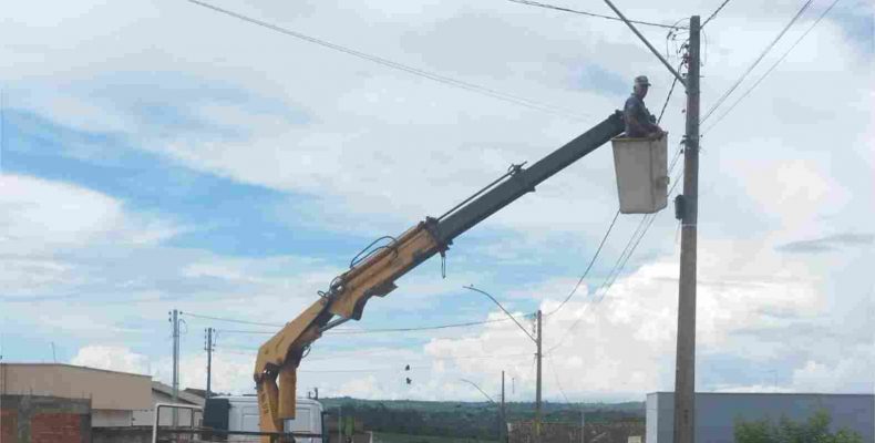 ILUMINAÇÃO PÚBLICA | Prefeitura de Ouvidor realiza substituição de lâmpadas queimadas