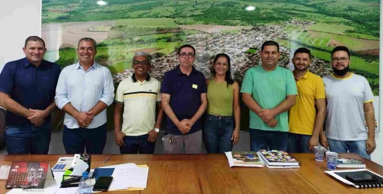 Prefeito Cebinha Nascimento recebe em seu gabinete visita do Padre da paróquia de Ouvidor e o casal de festeiros da festa de Santo Antônio