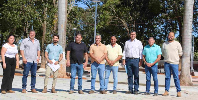 Prefeito Cebinha Nascimento e secretários realizam visita técnica à requalificação da Praça do Bosque