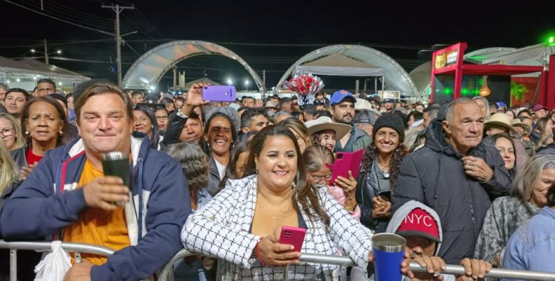 Uma multidão de pessoas agitou a segunda noite da 23ª ExpoCampo