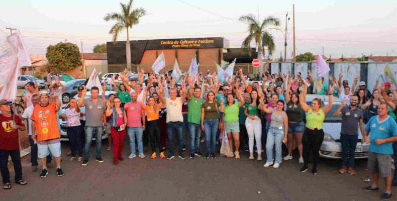 Eleições 2024: Candidato à reeleição em Ouvidor, Cebinha Nascimento reúne multidão de apoiadores em caminhada na avenida “Eliseu da Silva”