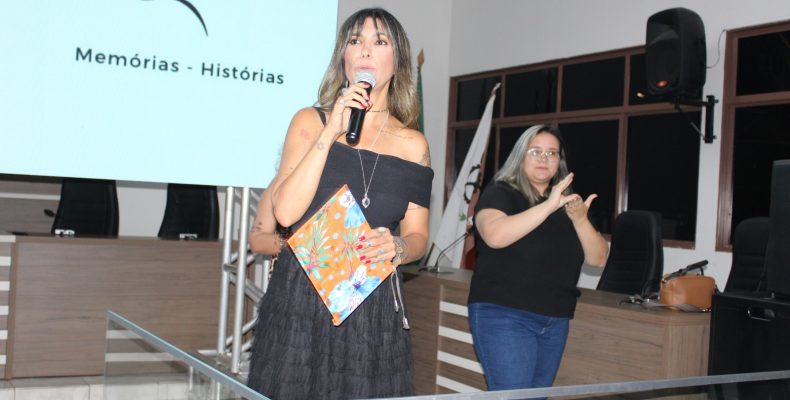 Momento emocionante no lançamento do curta-metragem de Ouvidor, “Vozes que contam”.