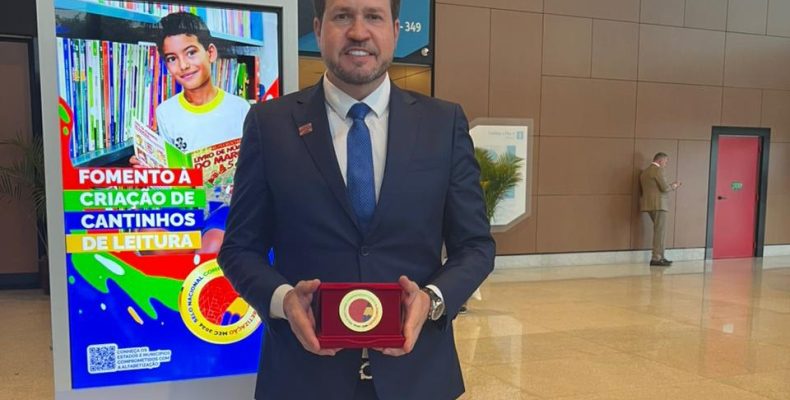 Ouvidor: Dr. Clelisson Fonseca representa a Prefeitura e recebe a maior honraria da Educação no Brasil: o Prêmio Selo Ouro