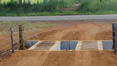 MAIS ACESSIBILIDADE: Prefeitura de Campo Alegre de Goiás inicia instalação de mata-burros de concreto em estradas rurais