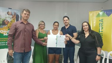 30 famílias de Anhanguera recebem escrituras do programa Pra Ter Onde Morar Casas a Custo Zero