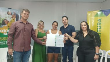 30 famílias de Anhanguera recebem escrituras do programa Pra Ter Onde Morar Casas a Custo Zero