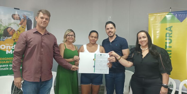 30 famílias de Anhanguera recebem escrituras do programa Pra Ter Onde Morar Casas a Custo Zero