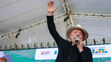 Com Lula, emprego com carteira bate recorde e informalidade recua no Brasil, aponta IBGE