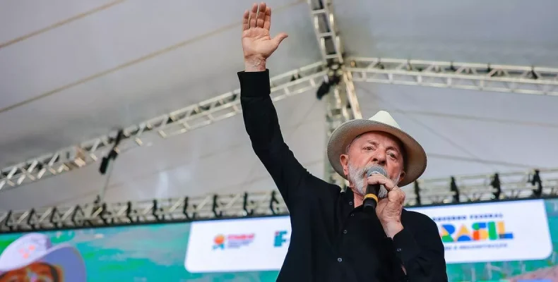 Com Lula, emprego com carteira bate recorde e informalidade recua no Brasil, aponta IBGE