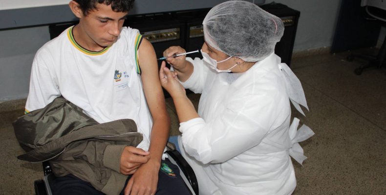 Secretaria de Saúde de Ouvidor realiza vacinação contra o HPV na Escola Estadual Antônio Ferreira Goulart