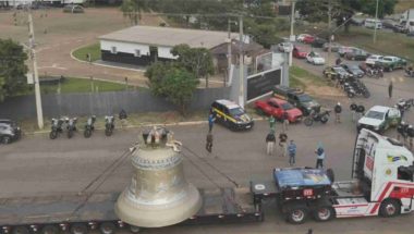 A caminho de Trindade, maior sino do mundo chega a Goiânia