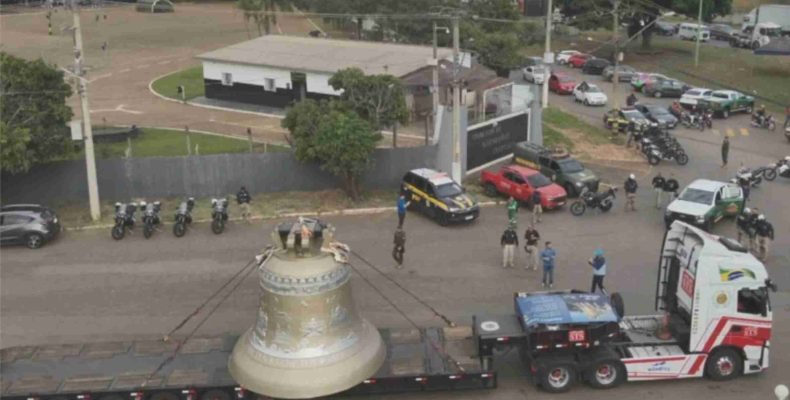 A caminho de Trindade, maior sino do mundo chega a Goiânia