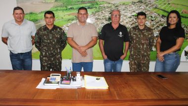 Prefeitura de Ouvidor recebe visita dos novos comandantes da Junta Militar de Alistamento