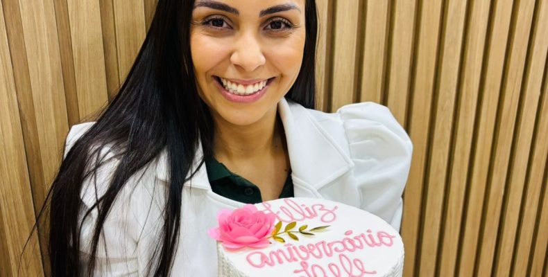 Vereadores e servidores celebram aniversário de servidora na Câmara de Cumari