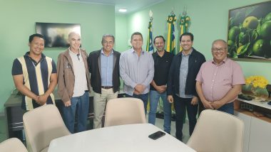 Prefeito de Anhanguera realiza reunião para discutir implantação de usinas de energia solar e beneficiação de comunidades carentes