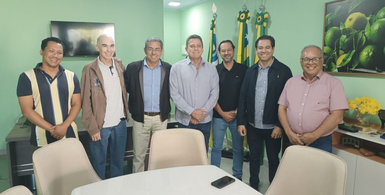 Prefeito de Anhanguera realiza reunião para discutir implantação de usinas de energia solar e beneficiação de comunidades carentes