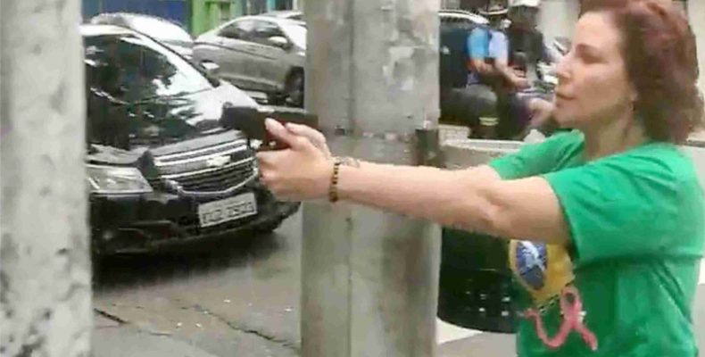 Deputado italiano pede extradição de Carla Zambelli antes dela chegar na Europa