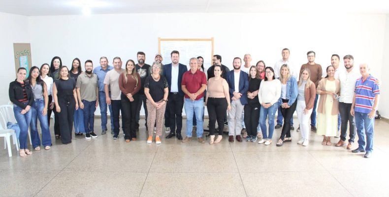 Prefeito Cebinha Nascimento e Vice-Prefeito Nelci Cândido de Ouvidor realizam reunião com secretariado para alinhar gestão municipal