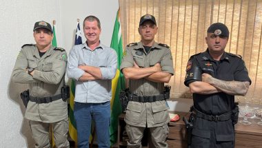 Prefeito Douglas Sertório recepciona novo comandante da PM na região
