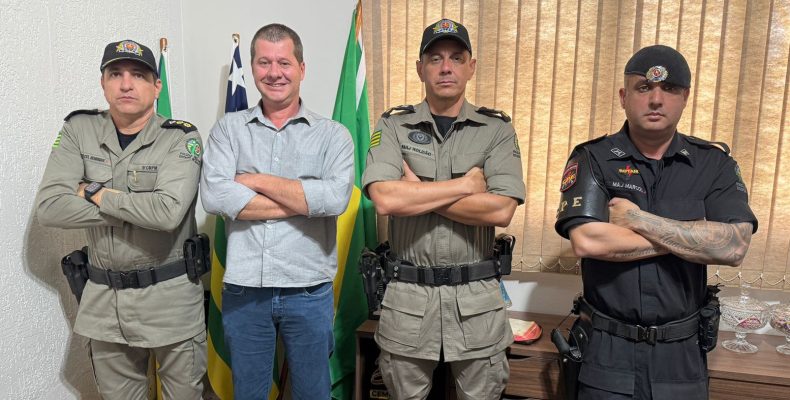 Prefeito Douglas Sertório recepciona novo comandante da PM na região