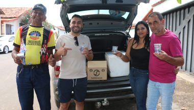 Saneago doa 2.500 copos de água para os congadeiros durante encerramento da Festa do Rosário em Cumari