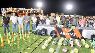 Entrega kits de uniformes para o projeto Esporte para Todos, promovido pela Abecat em parceria com CMOC e Prefeitura